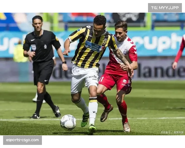 通讯：诺丁汉森林保级关键战胜利后，球迷涌入球场与球员庆祝